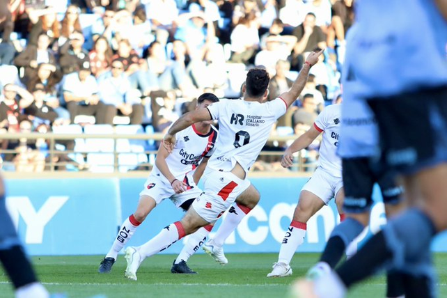 Los chicos de Newells festejan el gol de la clasificación ante Belgrano.