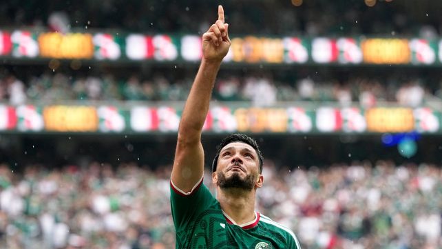Raúl Jiménez celebra su gol