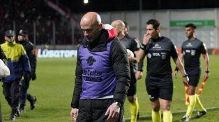 Sebastián Méndez se retira del estadio de San Nicolás con cabeza gacha. No pudo hacer de Newells un equipo que genere ilusión.