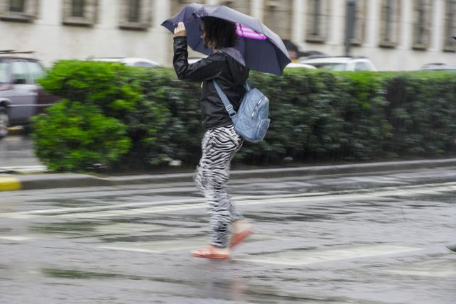 El tiempo en Rosario: recién en la tarde de este sábado parará la lluvia