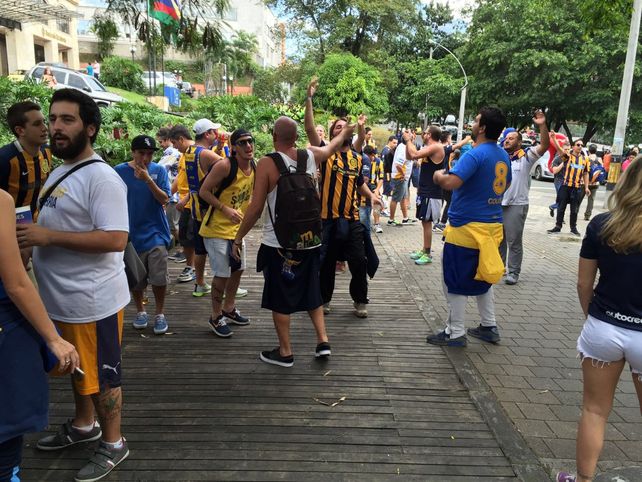 Los hinchas de Central reúnen su euforia canalla en Medellín para ir juntos hacia el estadio