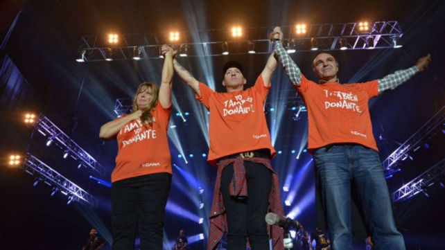 Emotivo. La Beriso y los padres de Antonella juntos en el escenario.