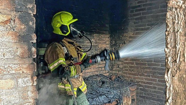 El incendio fue en una habitación de una casa ubicada en Cortada 229