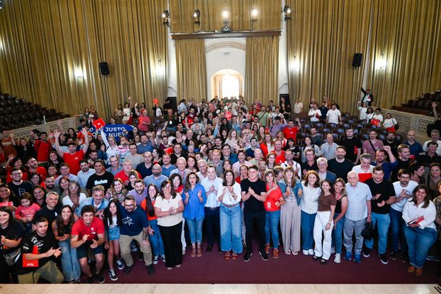 Más de 800 referentes del PS confluyeron en el Paraninfo de la UNL.