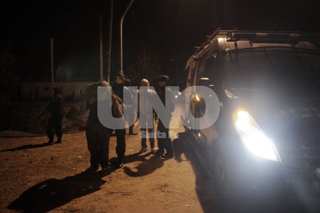 Asalto con dos ladrones presos con un arma de guerra cargada