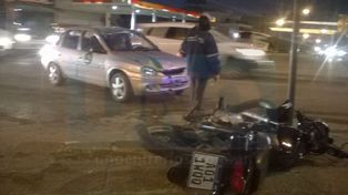 Un motociclista fue hospitalizado tras chocar contra un auto en Paraná