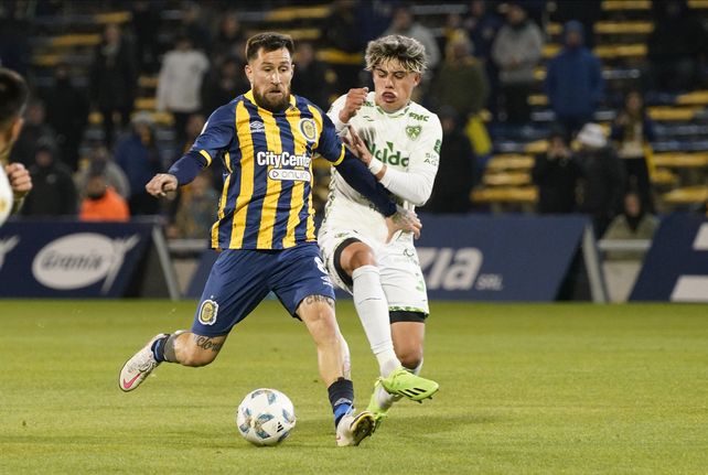 Jonatan Gómez ingresó contra Inter y fue titular ante Sarmiento. Es una de las cartas que tiene Russo.