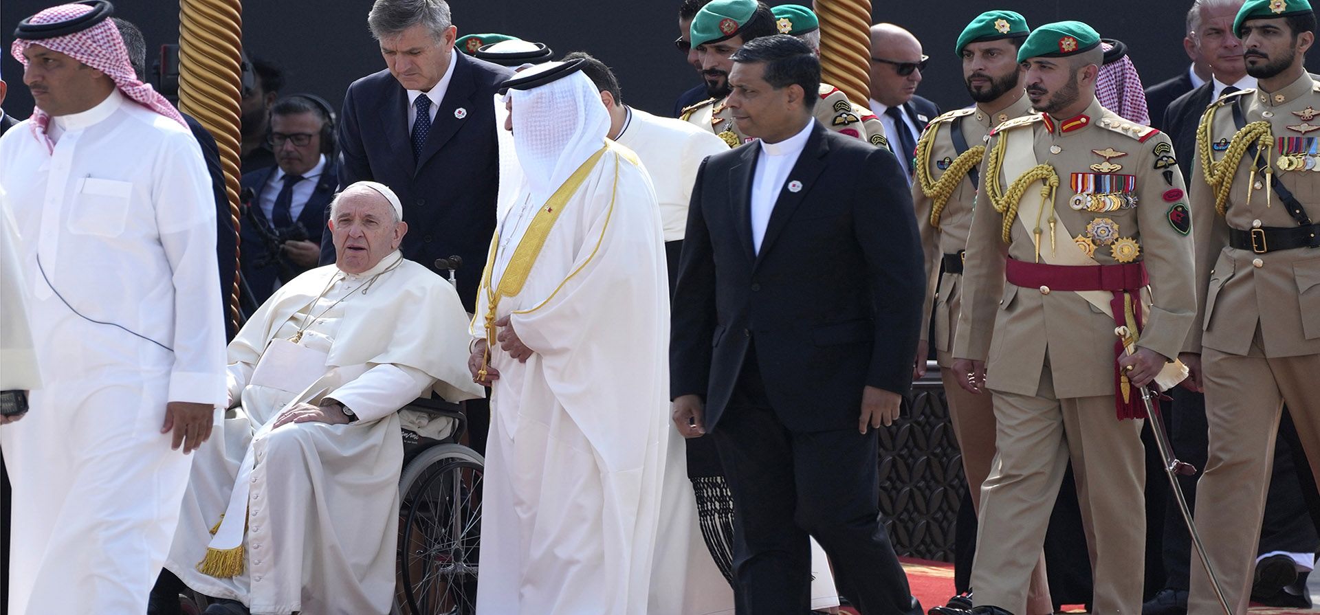 Papa Francis habla con el rey de Bahrein, Hamad bin Isa Al Khalifa, centro derecha, cuando llegan para asistir a la sesión de clausura del "Foro de Bahrein para el diálogo: Oriente y Occidente para la coexistencia humana", en la plaza Al-Fida en el Palacio Real de Sakhir, Bahrein, viernes 4 de noviembre de 2022.