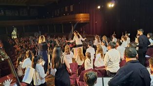 Música, maestros. El primer acto fue con cuatro temas, entre ellos “Himno a la alegría” y “We will rock you”.