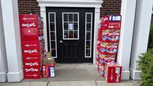Kentucky: le usó el teléfono a su madre y pidió por Amazon 70.000 chupetines