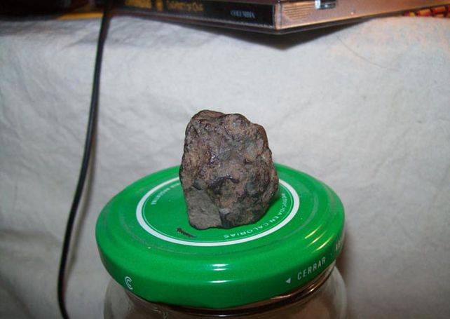 Encontraron una extraña roca que podría ser de un meteorito