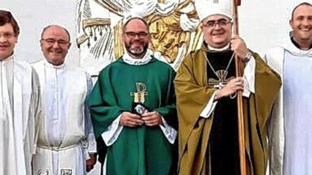 El padre. Germán Brusa (en el centro) resaltó la enseñanza profundamente evangélica del Papa Francisco.