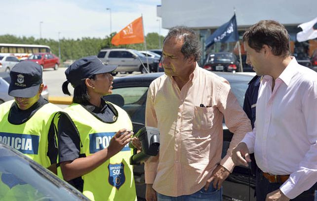El gobernador Daniel Scioli dialoga con una mujer policía en el marco del Operativo Sol.