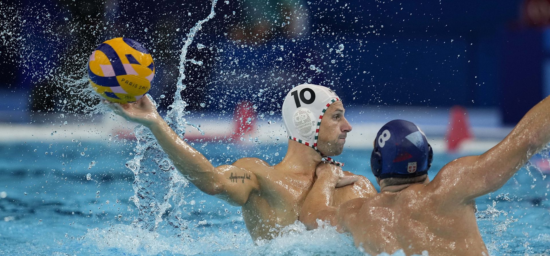 El húngaro Denes Varga pasa el balón durante un partido preliminar del Grupo B masculino entre Hungría y Serbia, en los Juegos Olímpicos de Verano de 2024, el lunes 5 de agosto de 2024, en París. (Foto AP/Luca Bruno) El húngaro Denes Varga pasa el balón durante un partido preliminar del Grupo B masculino entre Hungría y Serbia, en los Juegos Olímpicos de Verano de 2024, el lunes 5 de agosto de 2024, en París. (Foto AP/Luca Bruno)