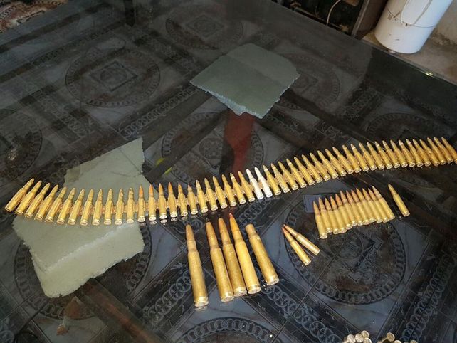 En los allanamientos se secuestraron armas y drogas.