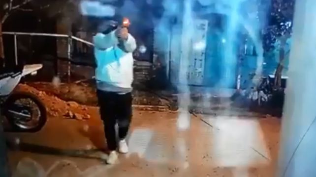 A quemarropa: Balearon un kiosco en Granadero Baigorria y el ataque quedó filmado