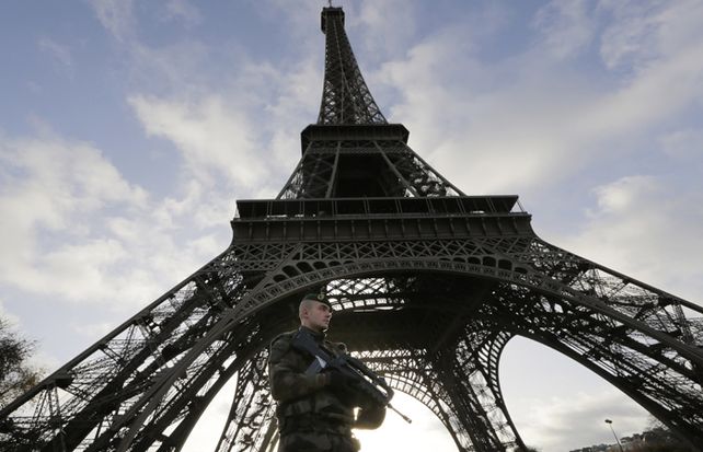 Un soldado patrulla la torre Eiffel tras los atentados.
