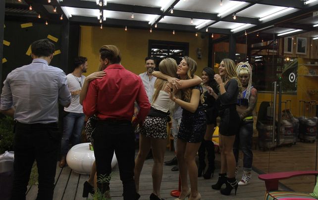 Bienvenida. De los 20 participantes quedarán 14. Hay chicos y chicas hot.