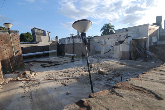 Barrio Mayoraz: se hunde la estación cloacal y otra casa se desmorona
