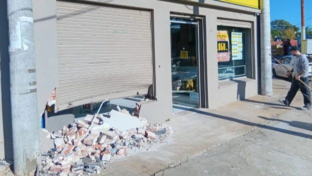 Impactante choque y fuga: destrozó el frente de un local en avenida Peñaloza y lo atraparon tras esconderse