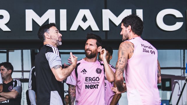 Kily González conversa con Leo Messi y Rodrigo De Paul en Inter Miami. La imagen es previa al partido. 