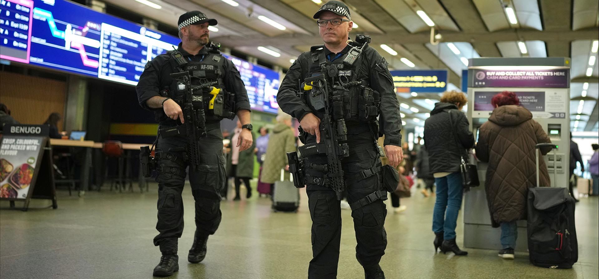Agentes de policía armados patrullan la estación de tren internacional de St Pancras, en Londres, Inglaterra, el lunes 3 de noviembre de 2025. (Foto AP/Kin Cheung) Agentes de policía armados patrullan la estación de tren internacional de St Pancras, en Londres, Inglaterra, el lunes 3 de noviembre de 2025. (Foto AP/Kin Cheung)