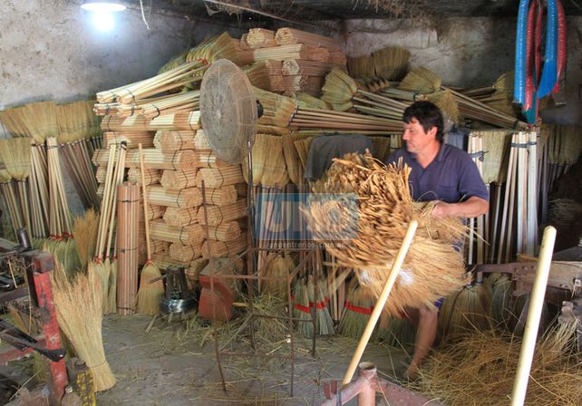 Roberto Miguel López en la escobería.  Foto UNO/Juan Ignacio Pereira