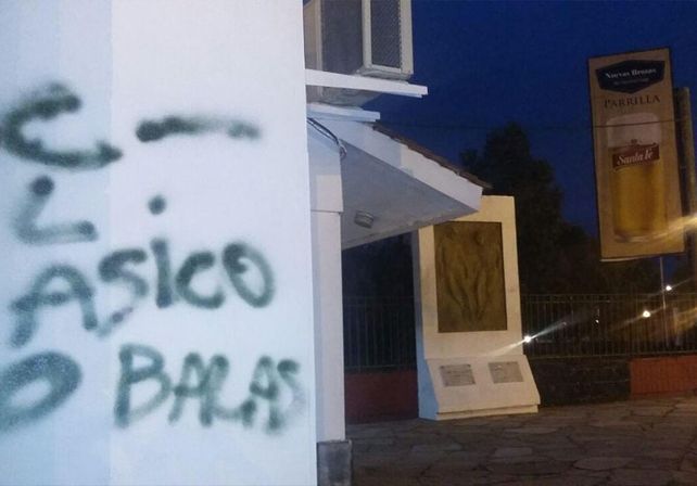 Pintadas en la fachada de la cancha de Colón./ gentileza LT10 @Veroensinas.