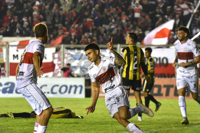 A pesar de la AFA. Deportivo Morón se quedó con el triunfo en el partido de ida jugando ante sus hinchas.