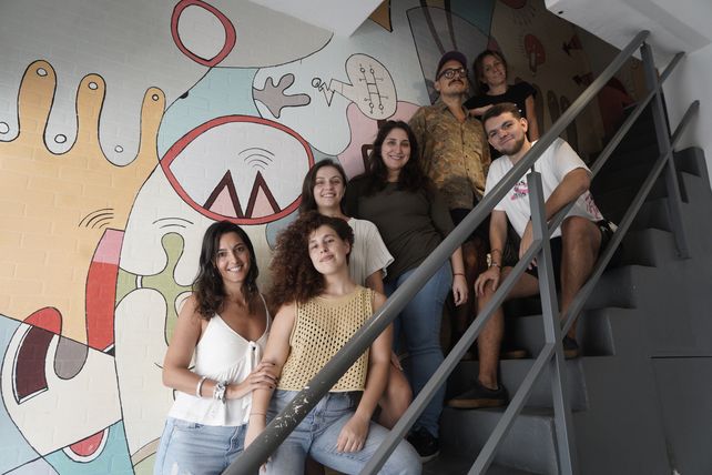 Parte del staff de Borgonovo Publicidad en sus oficinas del Paseo del Siglo.