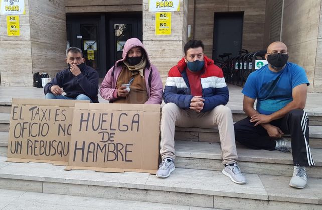 Un grupo de taxistas espera una respuesta frente a la Municipalidad sobre la regulación del sistema de Uber.