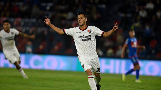 Cristian Ferreira picó al vacío para recibir de Sforza e igualó de cabeza para Newells.