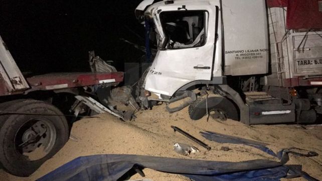 Impactante choque entre tres camiones en la autopista Santa Fe- Rosario