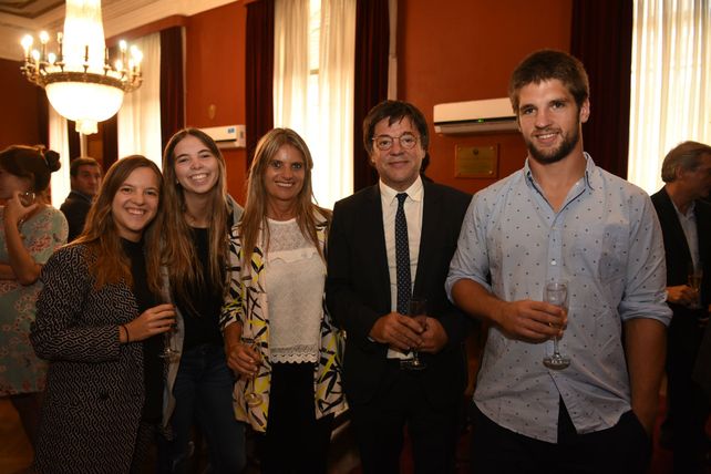 La familia Scaglione durante el brindis.