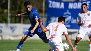 Bartalini y Araujo disputan el balón. Los dos marcaron goles, pero el que celebró fue el de Estrella del Sur.