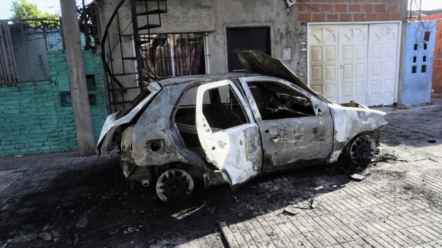 El Fiat Palio incendiado anoche en Garay y Paraguay. Las llamas afectaron el frente de la casa del dueño.