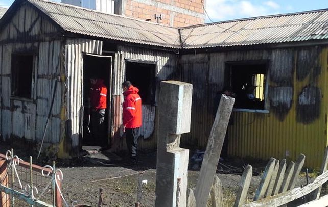 Penoso. No se sabe qué originó el incendio que consumió la casa precaria.