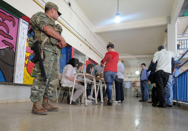 Custodia y acompañamiento. Los agentes policiales y de Gendarmería estuvieron cerca de las mesas