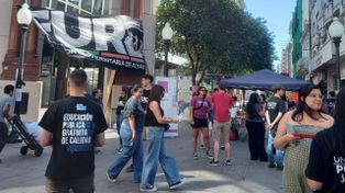 La volanteada de los estudiantes universitarios se desarrolla en la esquina de Córdoba y San Martín.
