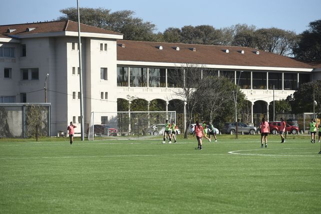 Hay fútbol.  Las chicas disfrutan de un partido en la nueva cancha de la Rosarina. 