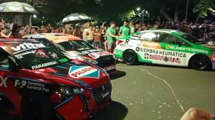 A la pista, o a recorrer la avenida La Capital ida y vuelta: el rosense Tedeschi, el de Las Parejas Carducci y el rosarino Balerini. El Turismo Nacional se hizo notar en el parque Urquiza de Rosario.
