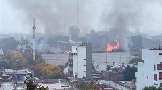 Bomberos combaten un incendio en Iron Mountain y hay peligro de derrumbe