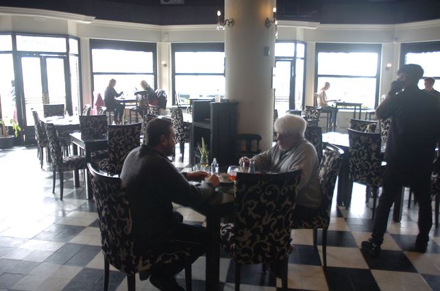 Los bares y restoranes de la ciudad refuerzan el protocolo para no tener que cerrar de noche