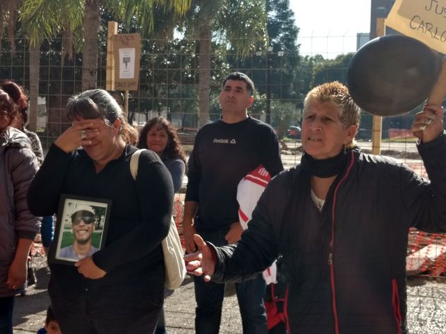 Madre y abuela piden justicia por la muerte de Carlos.