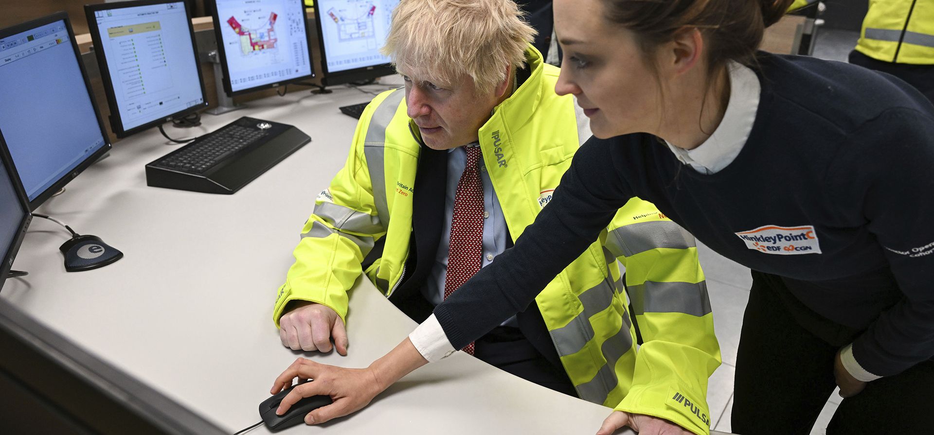 Boris Johnson, se reúne con el personal en el área de capacitación del centro de control de la central nuclear Hinkley Point C en Somerset, Inglaterra, el jueves 7 de abril de 2022. Gran Bretaña planea construir ocho nuevos reactores nucleares y expandir la producción de energía eólica energía ya que busca reducir la dependencia del petróleo y el gas natural de Rusia y otros proveedores extranjeros tras la invasión de Ucrania.