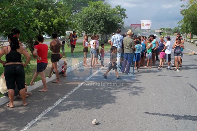 Cortan la entrada a la ciudad por el acceso de la autopista