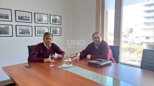 Vestidos iguales. Jaton y Poletti dieron inicio a la transición