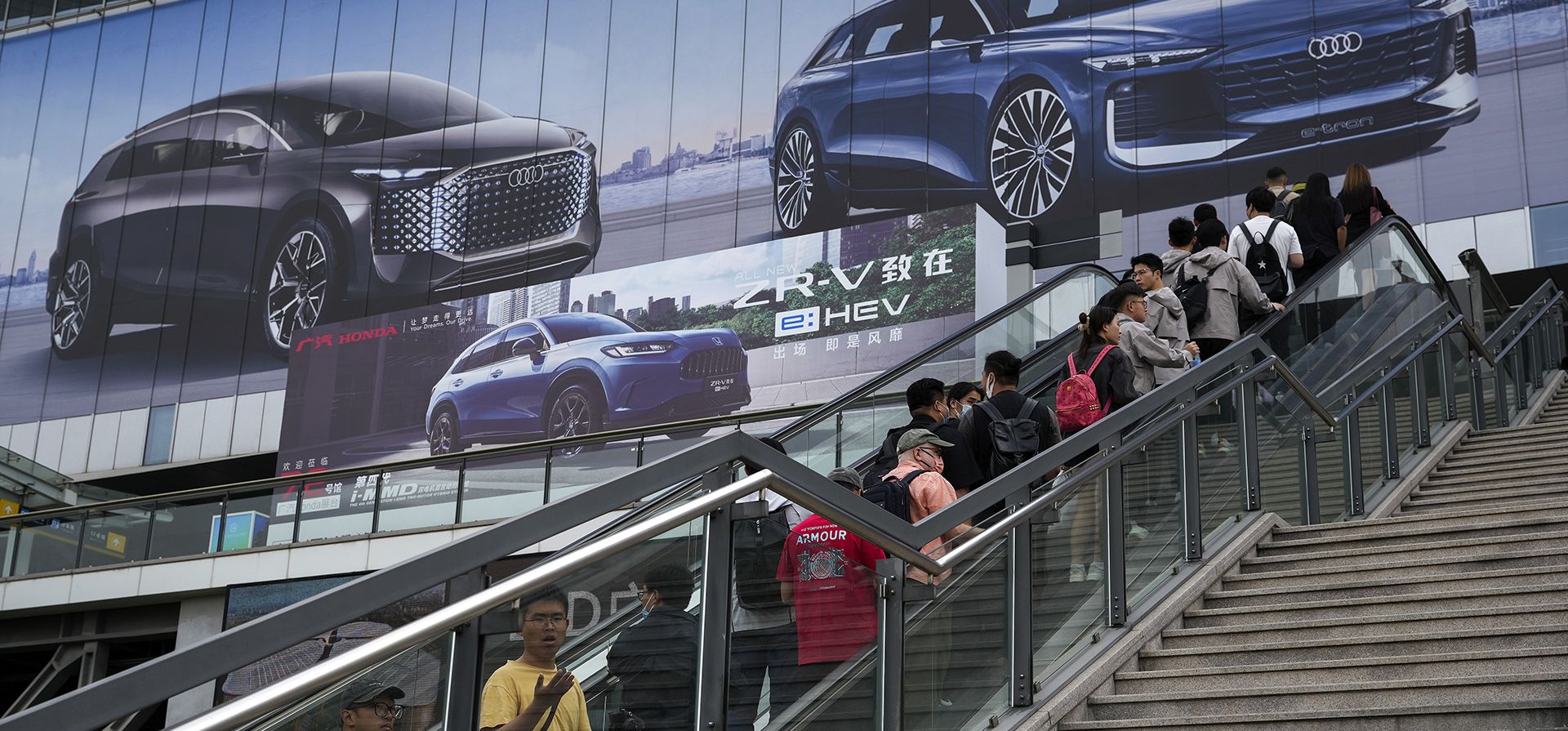 Visitantes ingresan a la exposición Auto Shanghai 2023 en el Centro Nacional de Exposiciones y Convenciones de Shanghái, China, el martes 18 de abril de 2023.  (Foto AP/Ng Han Guan)