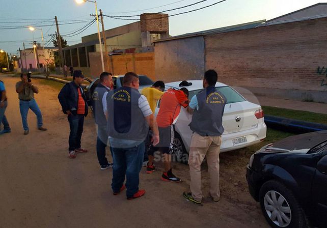 Megaoperativos policiales con cinco detenidos en barrios de la ciudad