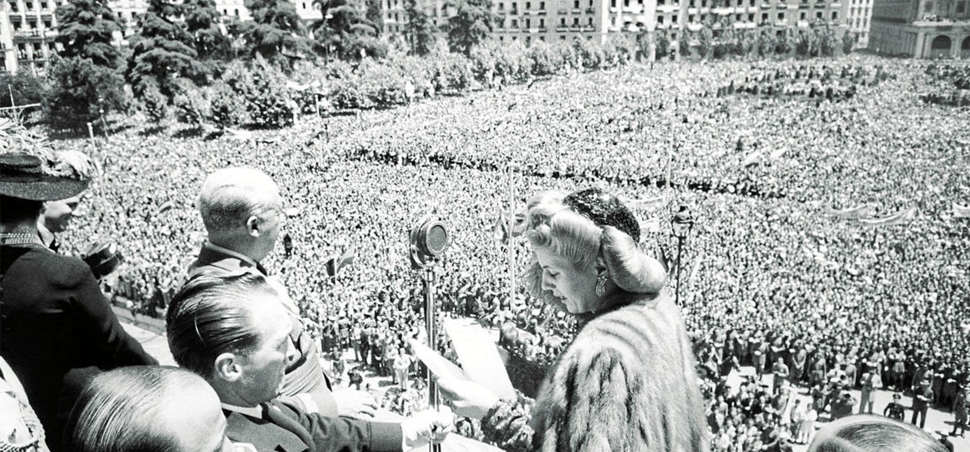 9 de junio de 1947. Eva Perón recibe un auténtico baño de masas en Madrid. Cerca de medio millón de personas se agolparon en la Plaza de Oriente para poder verla en un acto organizado por el franquismo. Su popularidad era inmensa. El gobierno peronista estaba prestando una vital ayuda a España, sumergida en una crisis económica y en la hambruna, enviando miles de toneladas de alimentos y créditos. El pueblo madrileño solo sentía gratitud hacia la Argentina.  
